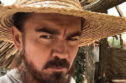 Обнаженный «Фагот» из «ТНМК» засветил упругие ягодицы на пляже (фото)