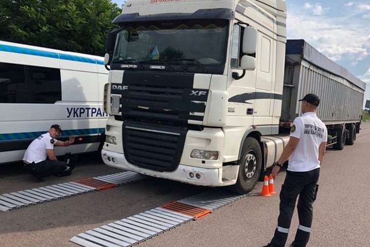 Платний проїзд: з яких вантажівок в Україні хочуть брати гроші