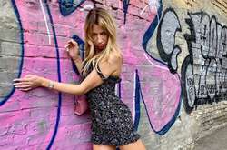Леся Никитюк в экстремальном мини игриво подперла стену в подворотне (фото)