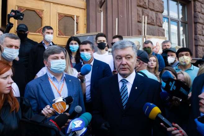 Петро Порошенко під стінами ДБР, 10 червня 2020 року&nbsp; - Порошенко порадив Зеленському зателефонувати Януковичу 