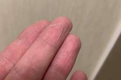 Такі мітки злочинці вставляють у двері квартир