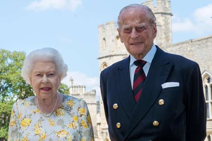 99-річчя принца Філіпа. Королівський двір представив нове офіційне фото Єлизавети II та її чоловіка