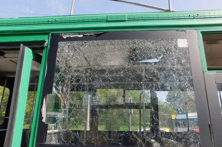 У Києві молодик жбурнув у тролейбус каменюку, поранивши жінку (фото)
