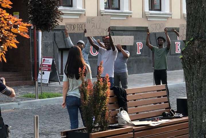 У Тернополі група темношкірих чоловіків провела акцію проти расизму (фото)