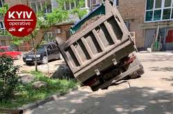 У центрі Києва вантажівка провалилася під асфальт (фото)