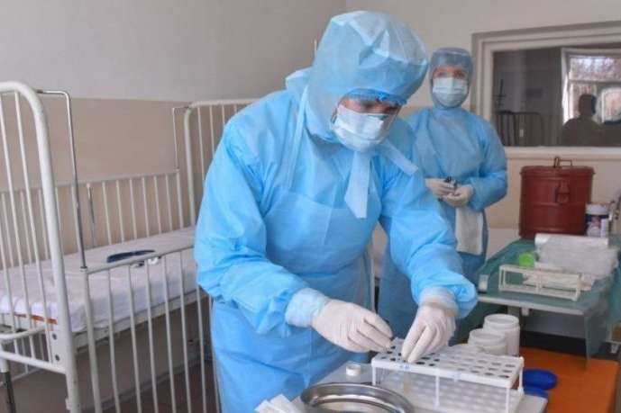 У лікарнях Києва відділення для хворих на коронавірус заповнені майже наполовину