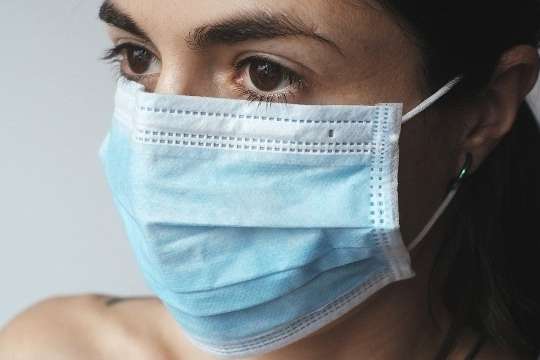 Тривале носіння маски шкідливе для здоров’я, – лікар-інфекціоніст