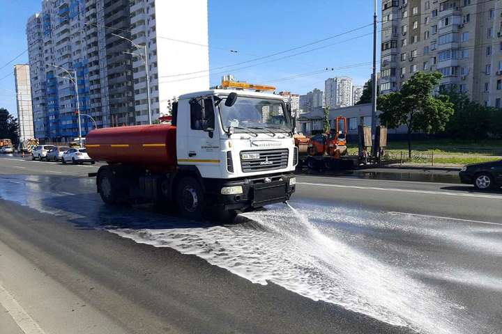 Із початком спеки дорожники інтенсивніше миють вулиці Києва (фото)