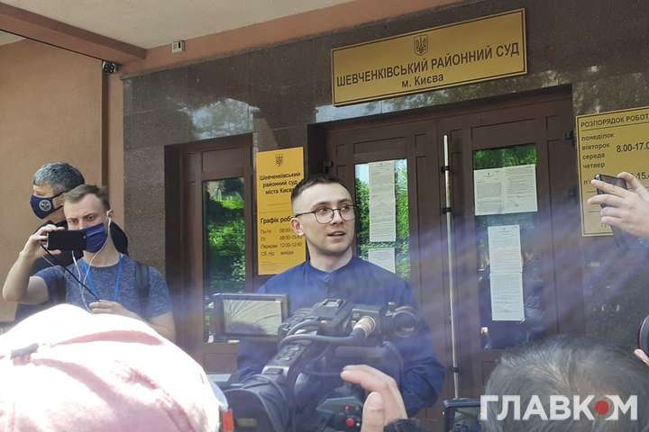 Суд обирає запобіжний захід активісту Стерненку 