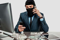 Мошенники представляются работниками банков, чтобы выманить у вас конфиденциальную информацию о банковском счете