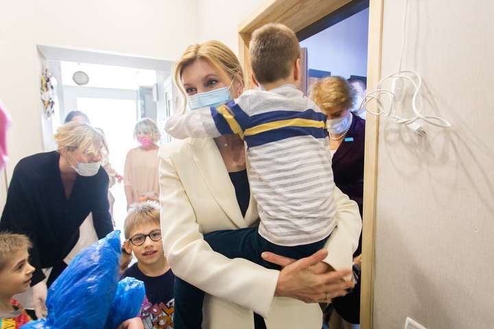 Олена Зеленська, у якої виявили Covid-19, недавно контактувала з дітьми (фото)