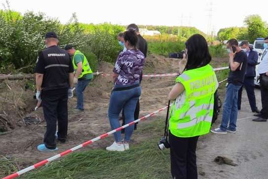 У Києві водій екскаватора ковшем викопав тіло чоловіка (фото, відео)