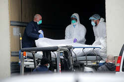 До групи підвищеного ризику належать люди віком понад 65 років, особи з хронічними захворюваннями легень, серцевою недостатністю, з ослабленим імунітетом, ожирінням, діабетом, хворобами нирок та печінки