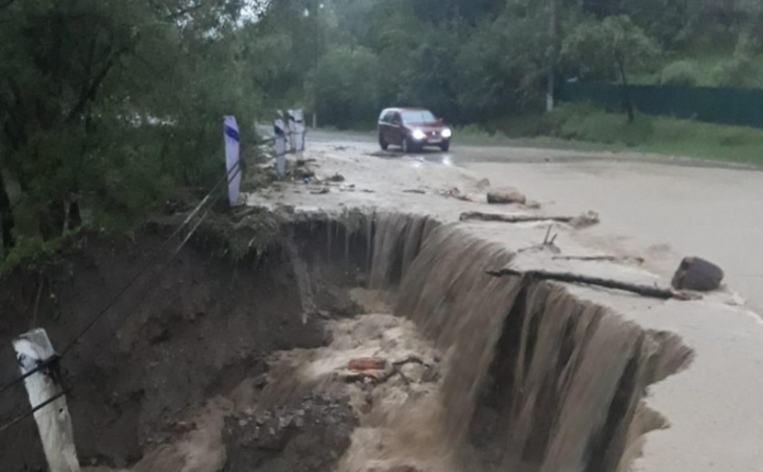 Негода на Прикарпатті та Буковині: затоплені будинки і дороги