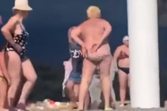 В окупованому Криму на пляжі побилися голі жінки: відео