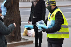 В Україні діє заборона на перебування в громадських місцях без вдягнутих засобів індивідуального захисту, зокрема респіратора або захисної маски, у тому числі виготовлених самостійно.