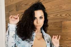 Настя Каменских обнажила грудь в нюдовом топе (фото)