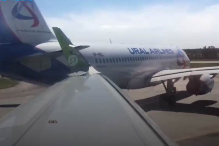 В аеропорту Санкт-Петербурга зіткнулися два пасажирські літаки (відео)
