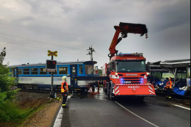 У Чехії автобус зіткнувся з потягом, постраждали 10 людей
