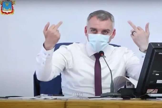 Мер Миколаєва показав середній палець під час суперечки з депутатами: відео