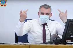 Мер Миколаєва показав середній палець під час суперечки з депутатами: відео