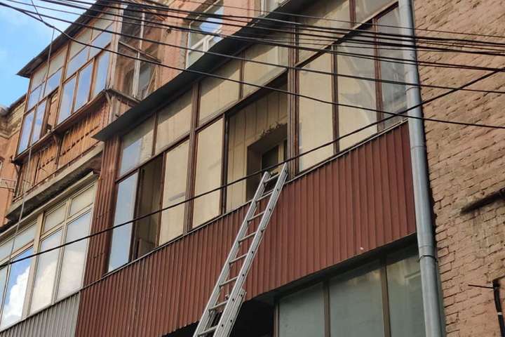 Під час ліквідації пожежі в центрі Києва неадекватний чоловік вистрибнув з вікна (фото)