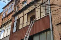 Вогнеборці встановили трьохколінну драбину для порятунку чоловіка з палаючої квартири