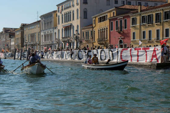 У Венеції місцеві жителі організували мітинг проти туристів