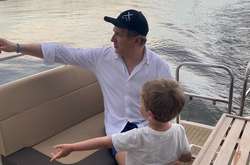 Юрий Горбунов начал учить маленького сына управлять яхтой