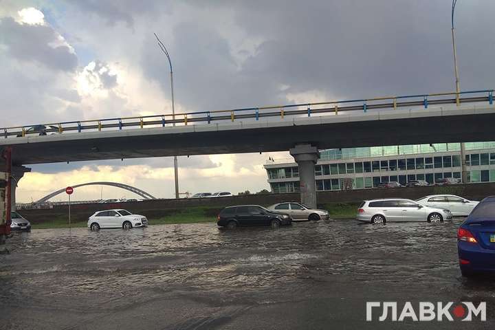 Злива перетворила вулиці Києва на річки (фото, відео)