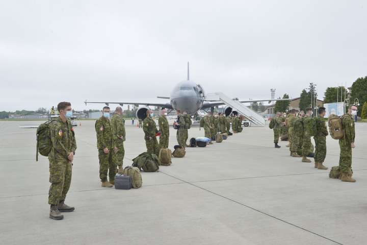 В Україну із Канади прибули 90 військових інструкторів 