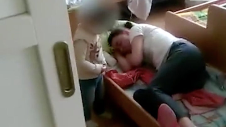 У Росії п'яна вихователька заснула в дитячому ліжечку: відео