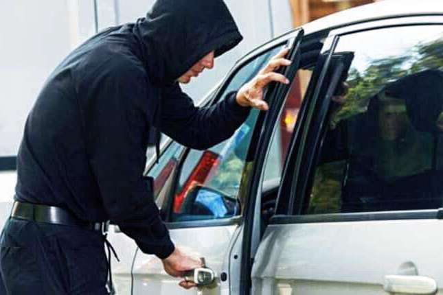 На АЗС у Києві грабіжники викрали з автівки підприємця майже пів мільйона гривень
