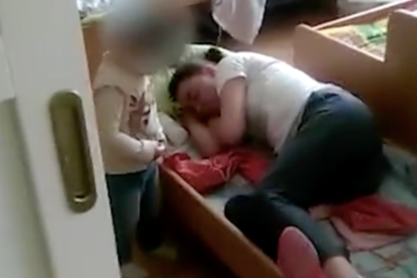 В России пьяная воспитательница уснула в детской кроватке: видео