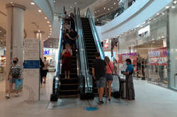 Відвідувачі перебувають у ТРЦ в масках