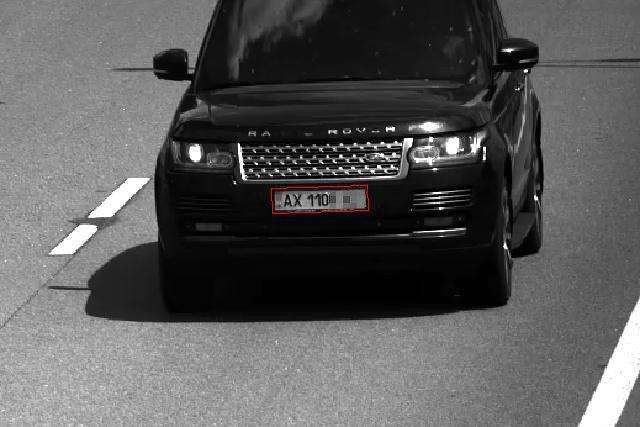 Камери зафіксували на трасі під Києвом пару «шумахерів» на Range Rover (фото)