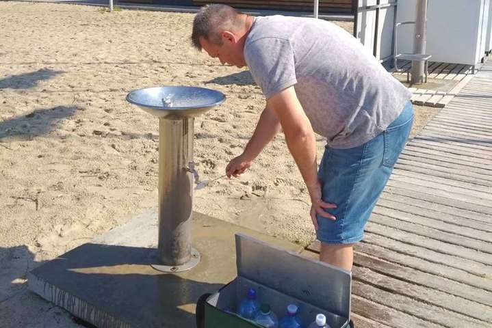 Вода у питних фонтанчиках на столичних пляжах пройшла дезінфекцію