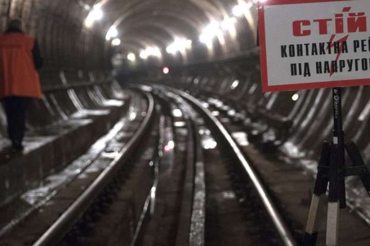 У Києві через чоловіка в тунелі зупиняли червону гілку метро (фото)