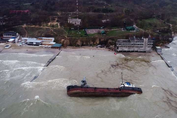 Затонулий біля одеського пляжу танкер Delfi мають підняти до 25 червня 