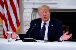 Дональд Трамп наголосив, що використання задушливих прийомів буде допустимо тільки в тому випадку, якщо життя офіцера поліції опинилося під загрозою