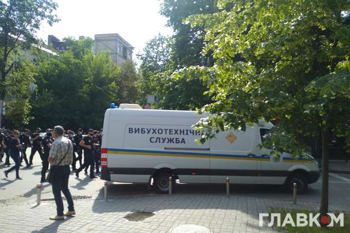Вибухотехніки, кінологи, нацгвардійці: поліція стягнула сили у центр Києва (фото)