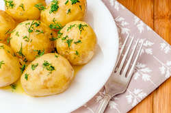 Дієтологи розповіли про правильне приготування і користь молодої картоплі