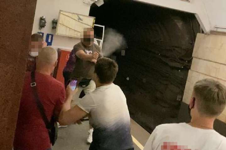 На станції метро «Театральна» сталася бійка (фото)