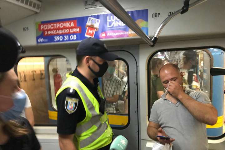 Поліція почала штрафувати пасажирів київського метро за порушення маскового режиму
