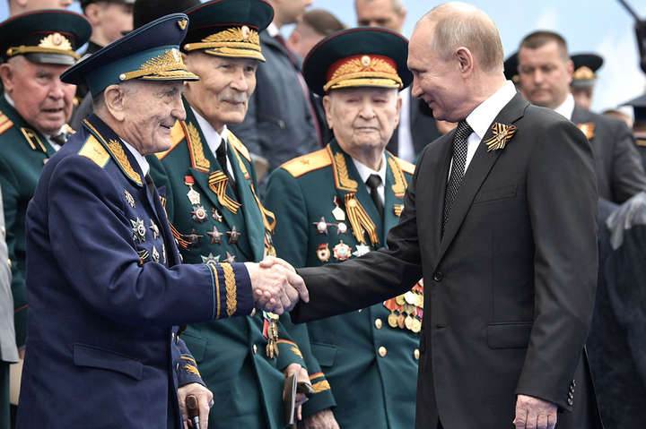 ЗМІ: ветеранів, які сидітимуть біля Путіна на параді, ізолювали на два тижні