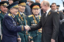 ЗМІ: ветеранів, які сидітимуть біля Путіна на параді, ізолювали на два тижні