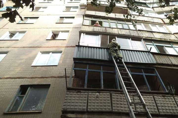 На Львівщині дитина закрила маму на балконі,  довелося викликати рятувальників