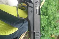 Патрульні вилучили у жінки предмет, схожий на травматичний пістолет