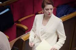 Туда за флиртом ходят? Депутат от «Батькивщины» взволновала мужскую часть парламента откровенным нарядом (фото)