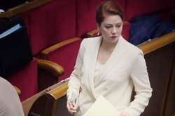 Альона Шкрум зосереджено прямує до свого робочого місця